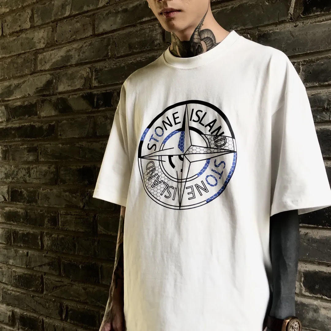 W625#P110💰 [Stone lsland/Stone Island summer new chest broken grid compass printed short-sleeved T-shirt] ⚠️[Original creation, high control of details] - Made of 260 grams of combed cotton, 32 count double yarn, soft and comfortable to the touch, sweat-absorbent and breathable. - Simple, basic and versatile style, original quality, the first choice for couples. - Made in a large factory, four needles and five threads on the shoulder, neatly arranged, high quality workmanship. - Same style for men and women. Very versatile, one piece for everyone, details are clearly visible. Color: Black White Size: M L